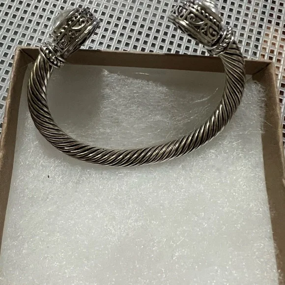 Beautiful silver tone bangle - Picture 6 of 7